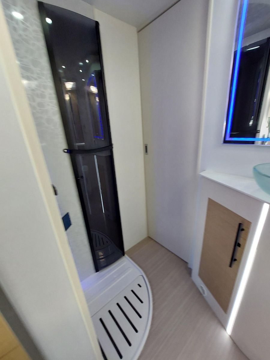 NOTIN Bilbao BCL Fiat Ducato 8 Hubbett 360° Ansicht 3 – Wohnmobil Detailaufnahme