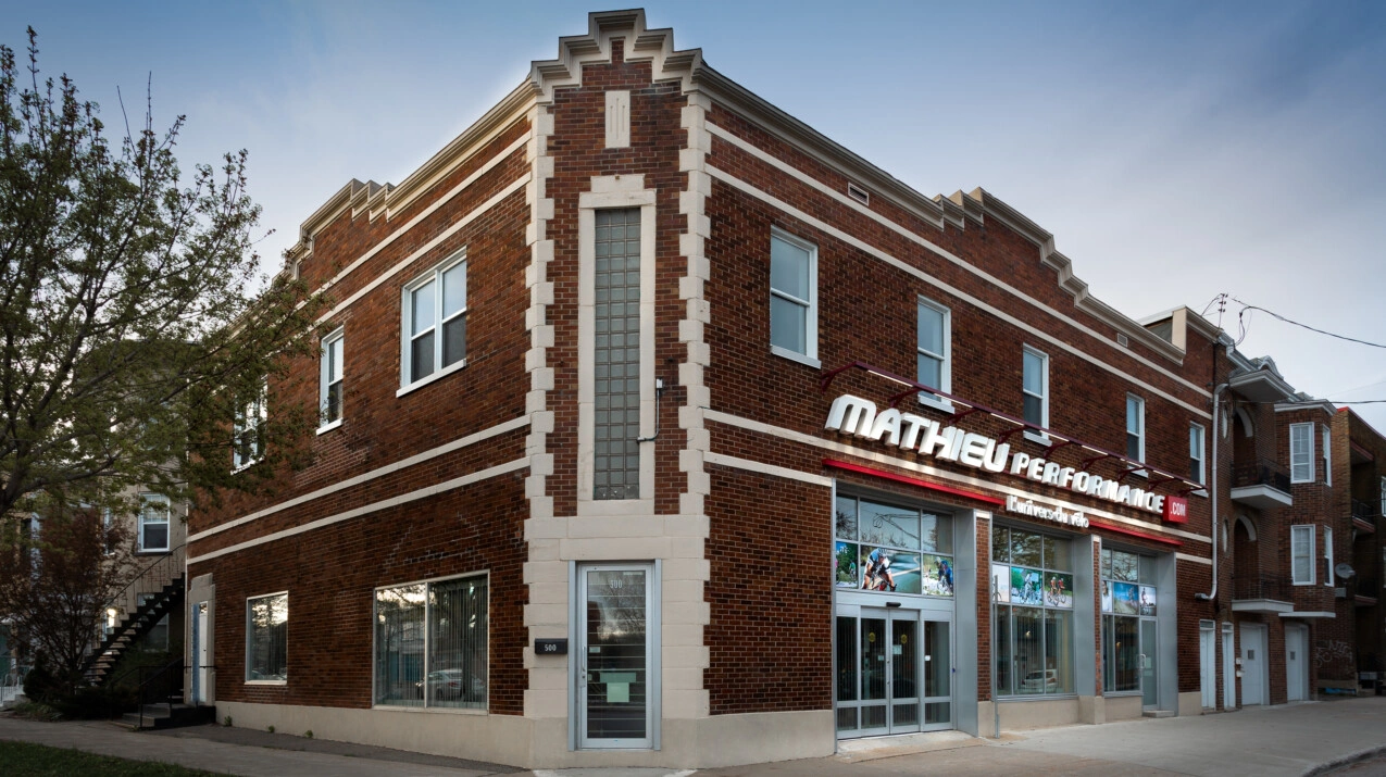 Façade de la nouvelle boutique de vélos et de ski de fond Mathieu Performance à Québec.