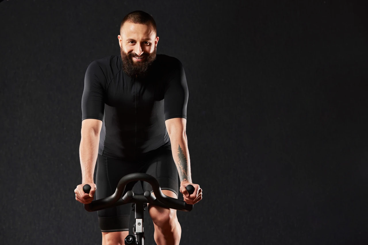 Cycliste qui pédale sur une base d’entraînement à l’intérieur.