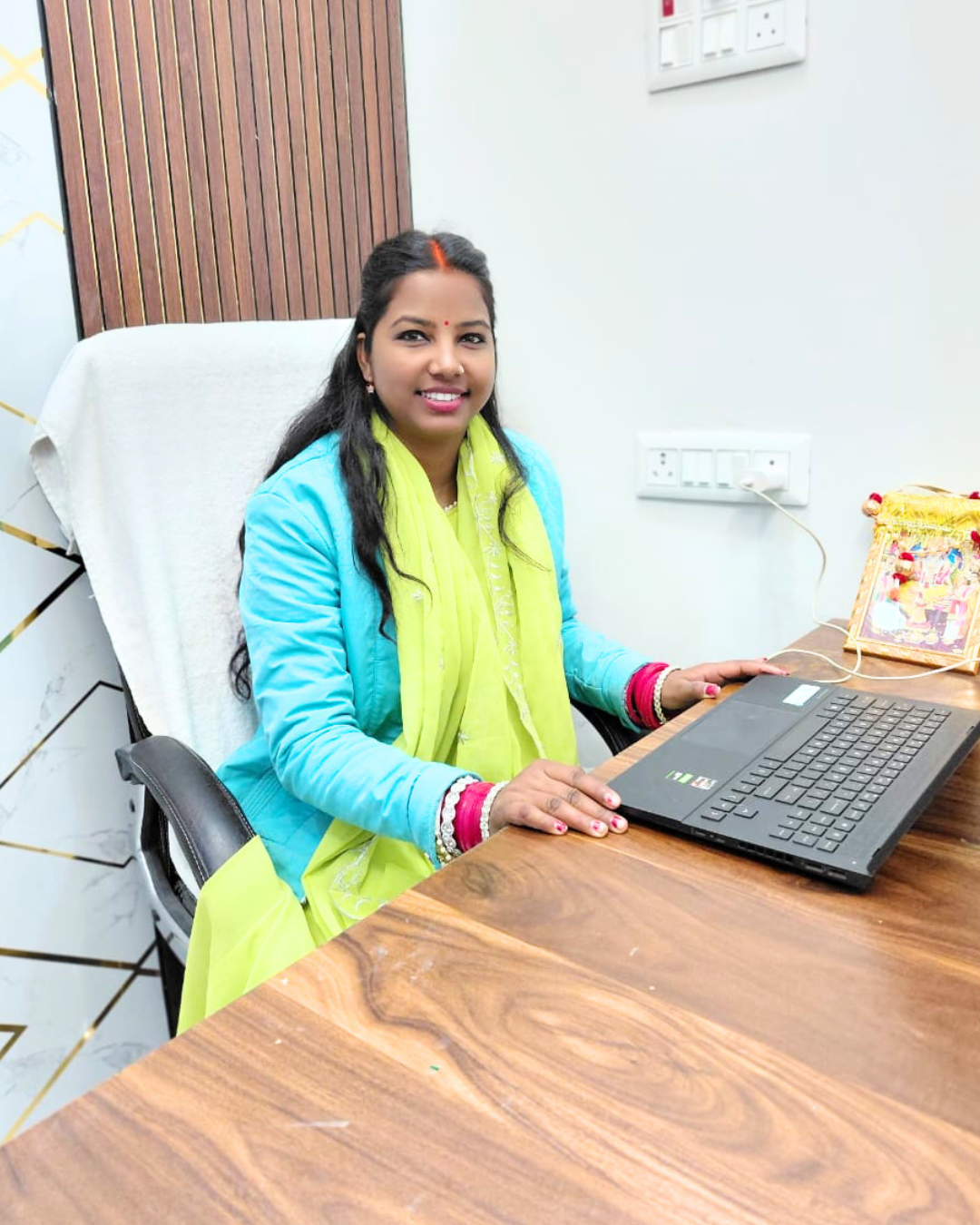 Interior designer employee