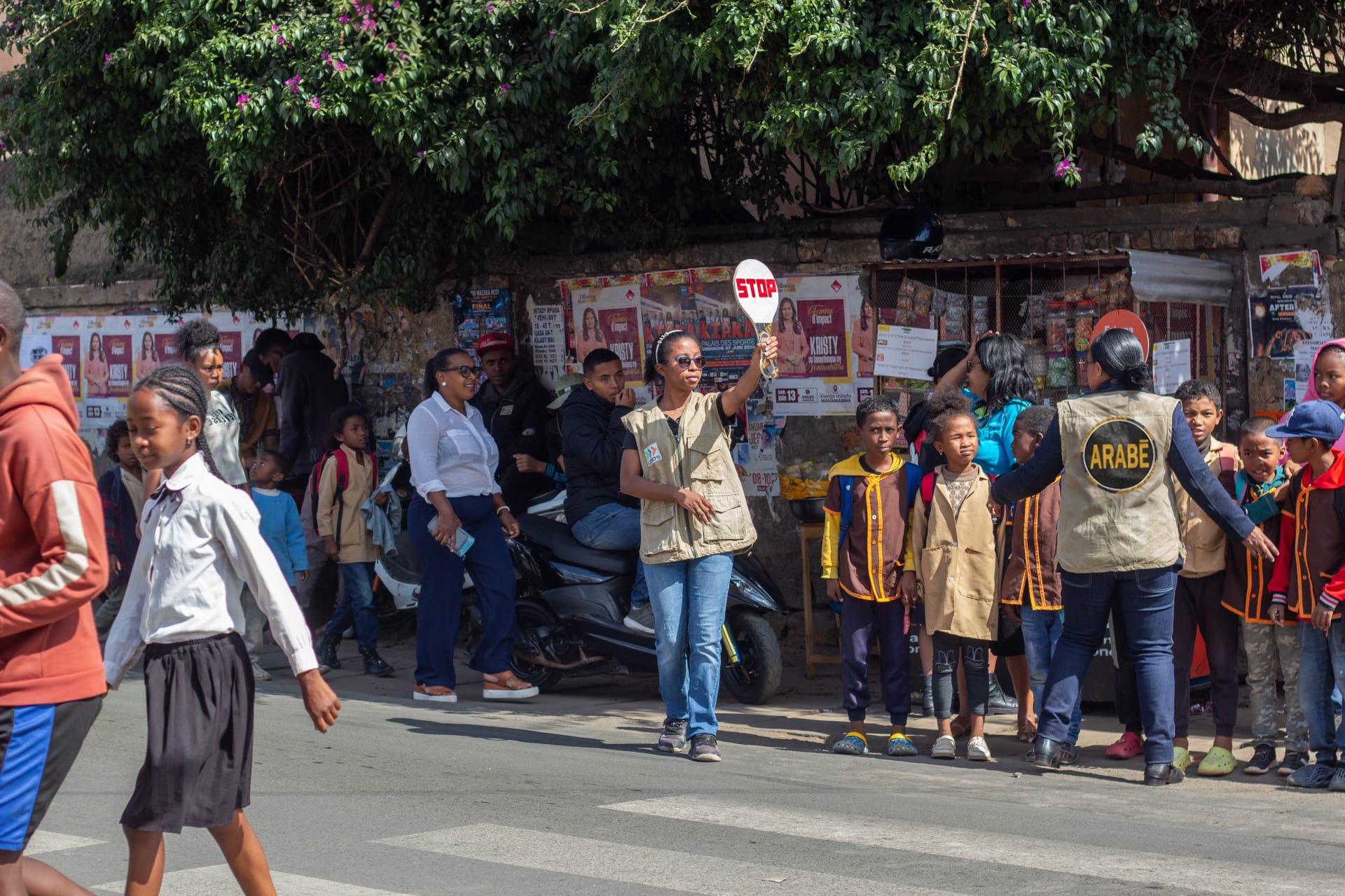Avenue urbaine à Antananarivo avec des piétons traversant sur un passage protégé