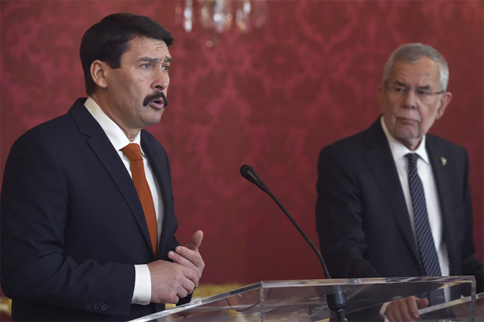 Áder János köztársasági elnök és Alexander Van der Bellen osztrák államfő sajtótájékoztatót tart a bécsi Hofburgban 2019. február 20-án Fotó: MTI/Bruzák Noémi Áder János köztársasági elnök és Alexander Van der Bellen osztrák államfő sajtótájékoztatót tart a bécsi Hofburgban 2019. február 20-án Fotó: MTI/Bruzák Noémi
