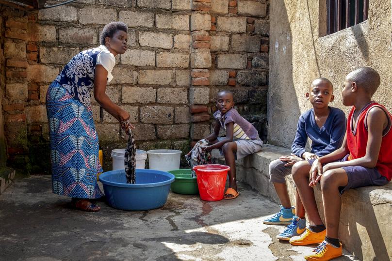 Újabb tömegeket indíthat el az afrikai koronavírus-járvány Európa felé