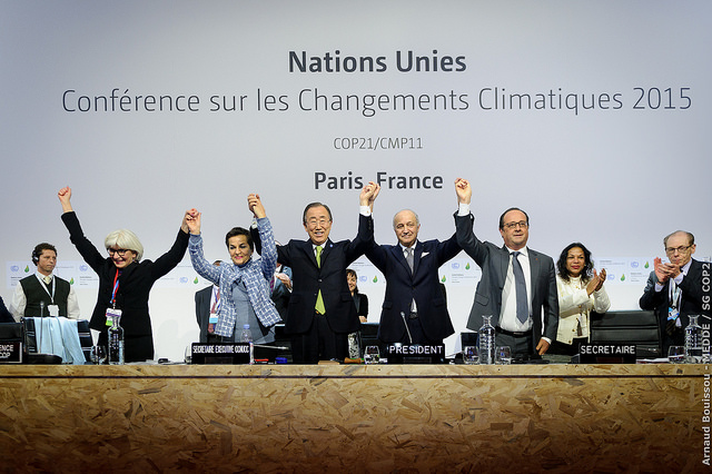 A világ vezetői a párizsi megállapodás elfogadásának öröm pillanatában (Forrás: UNFCCC)