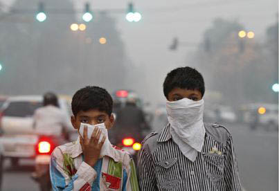 felmelegedés - Children protect their faces from Delhi's smog - Több milliárd ember élete ellehetetlenül - ClimeNews