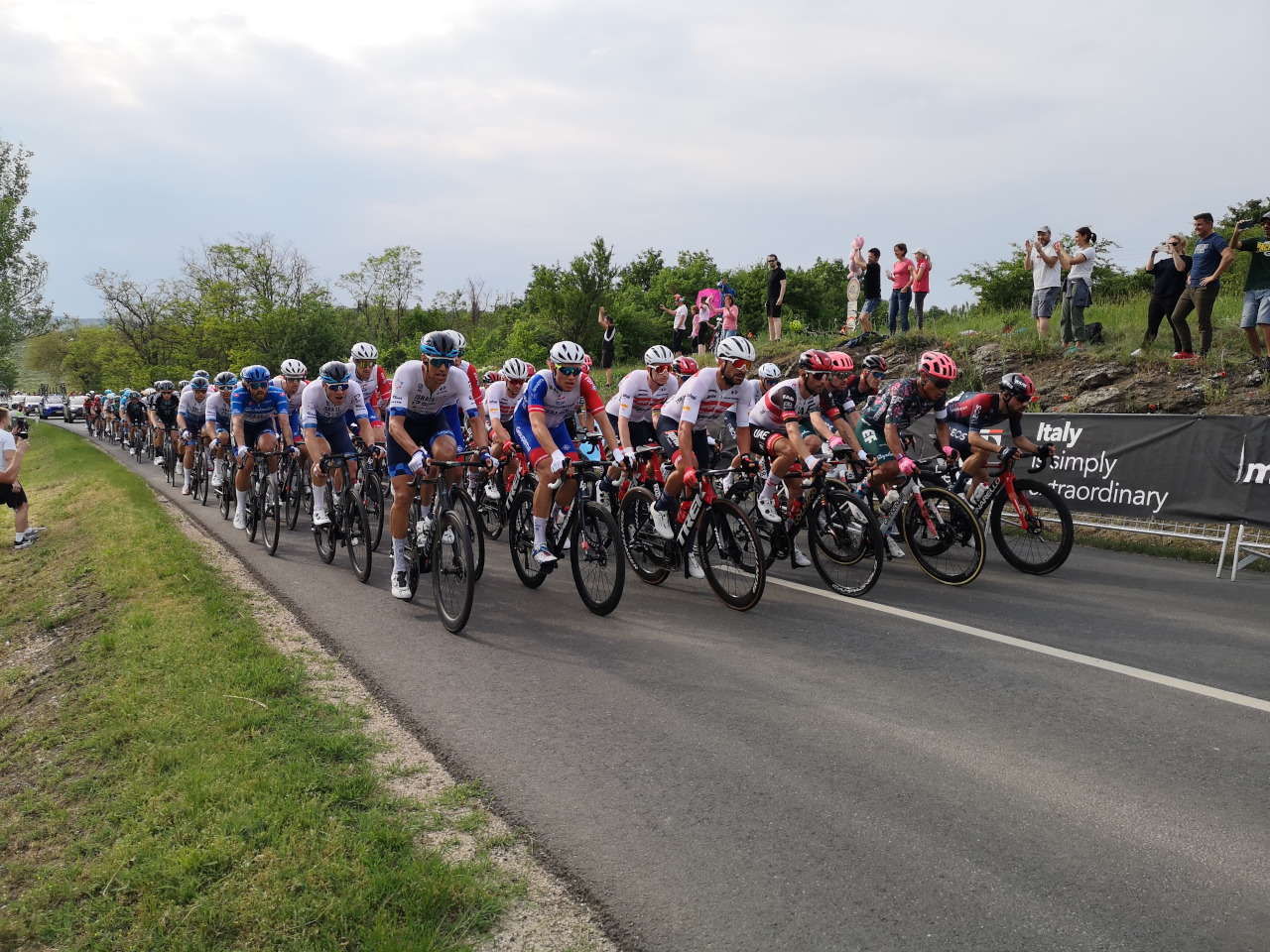 A Giro d'Italia versenyre a nézők jelentős része kerékpárral érkezett, más sportrendezvények számára követendő jó példa, de jó lenne ezt látni egy focimeccsen!