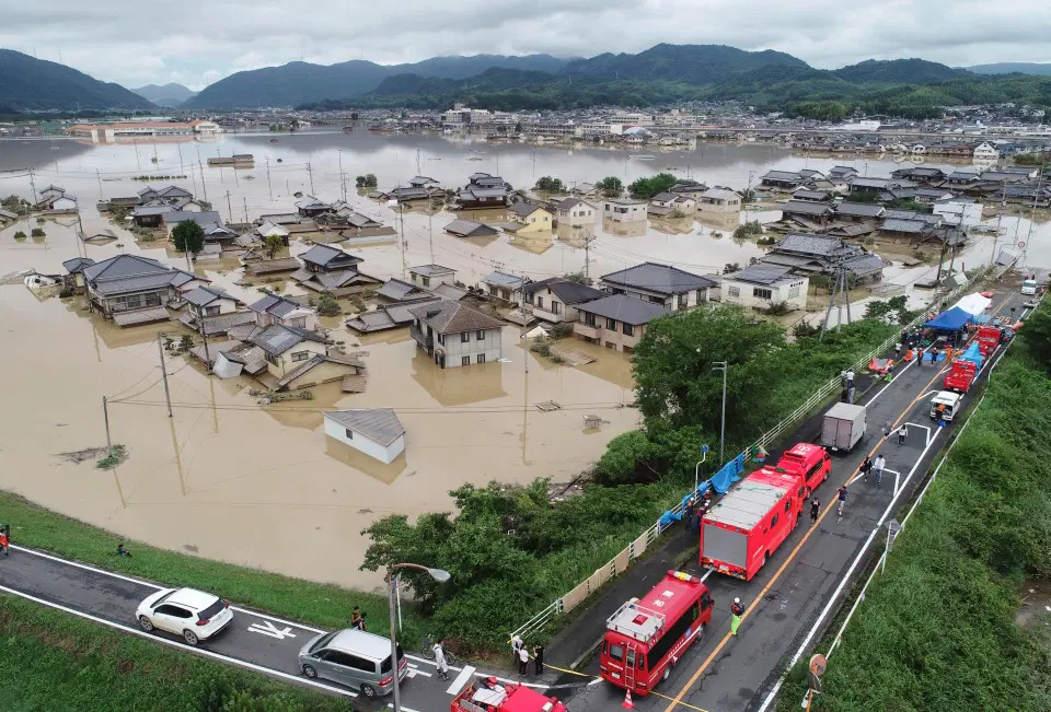 A heves esőzéseket követően elárasztott házak Kurashiki városában, az Okayama prefektúrában, Japán délnyugati részén Milliókat utasítottak arra, hogy meneküljenek otthonaikból Japánban