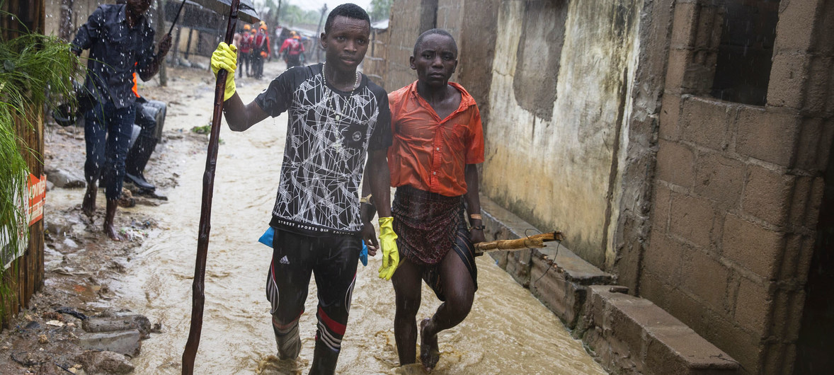 "Klíma-apartheid" jön | ClimeNews - Hírportál | UNICEF/Wikus De Wet Two young men walk in the flooded Shibaburi area of Pemba after heavy rains poured down in the Pemba region of Mozambique (April 2019) "Klíma-apartheid" jön | ClimeNews - Hírportál