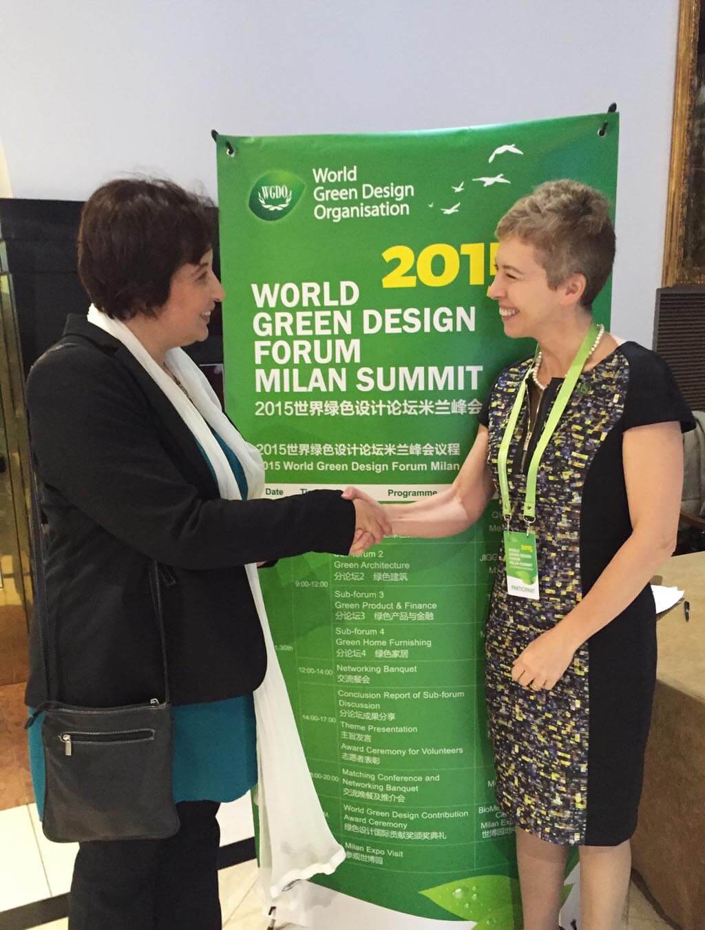 A képen Irene Pivetti az Only Italia és rendezvény elnöke köszönti Varga Virágot a www.carbononline.co és az iCC Brand alapítóját.
