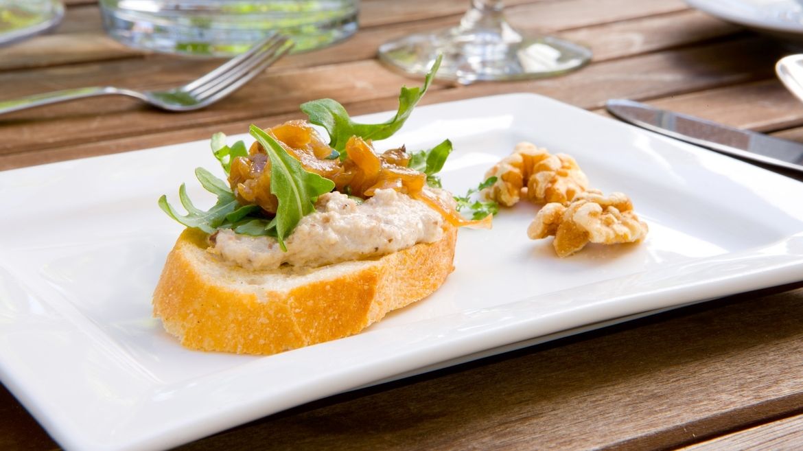 California Walnut Crostini with Baby Arugula and Caramelized Onions