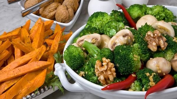 Broccoli Salad with Mushrooms & Walnuts