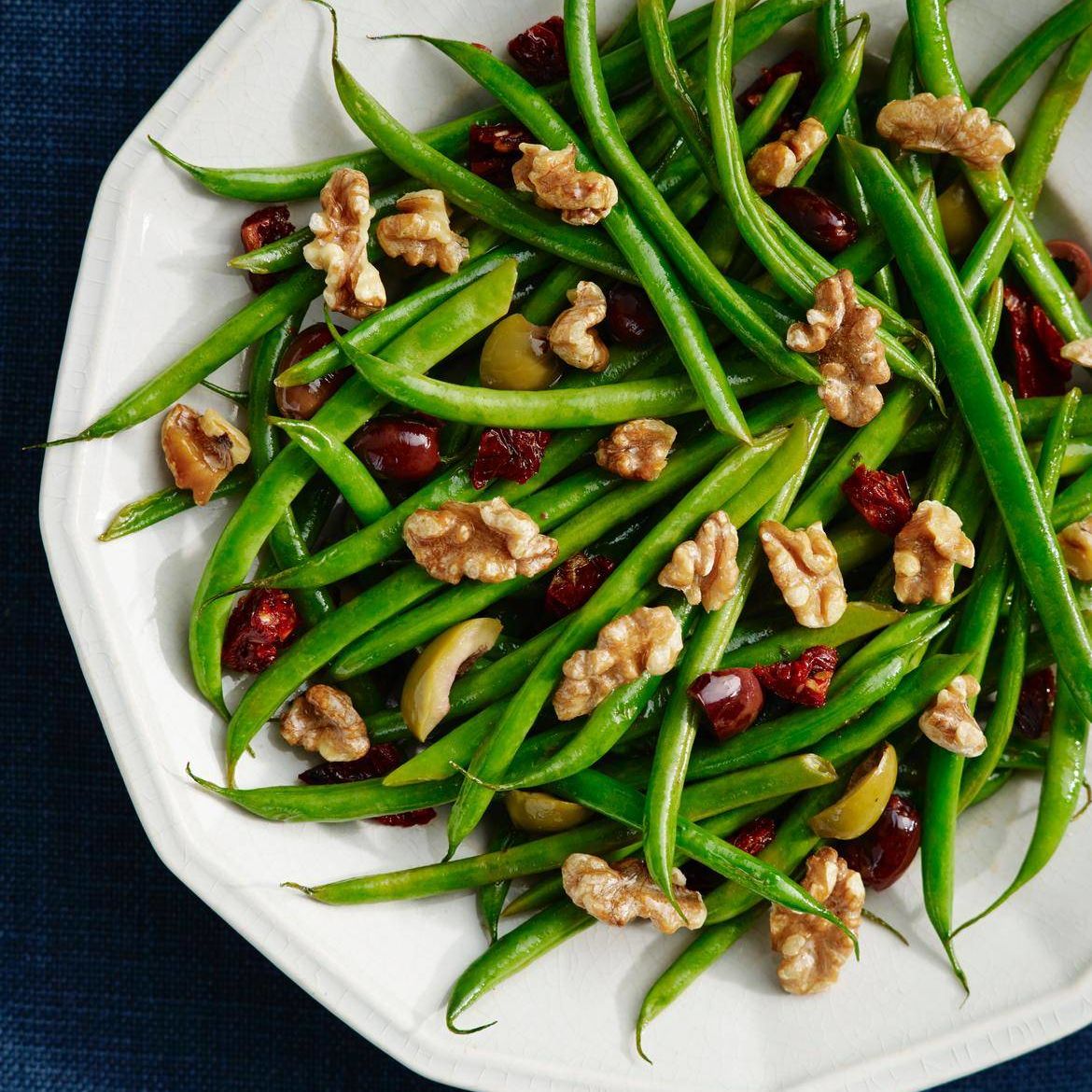 Green Beans with Olives, Sun-Dried Tomatoes and Walnuts Green Beans with Olives, Sun-Dried Tomatoes and Walnuts