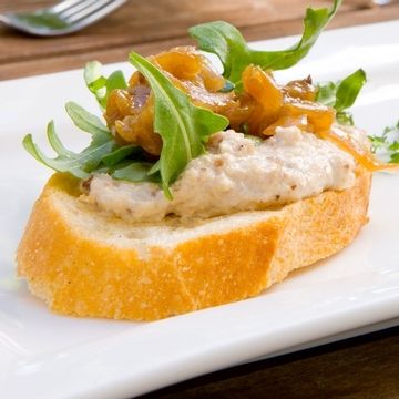 California Walnut Crostini with Baby Arugula and Caramelized Onions California Walnut Crostini with Baby Arugula and Caramelized Onions