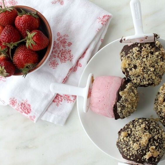 Dark Chocolate and Walnut Drenched Strawberries and Cream Popsicles Dark Chocolate and Walnut Drenched Strawberries and Cream Popsicles
