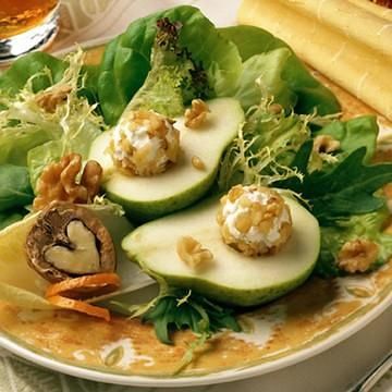 Pear and Goat Cheese Salad with Walnuts Pear and Goat Cheese Salad with Walnuts