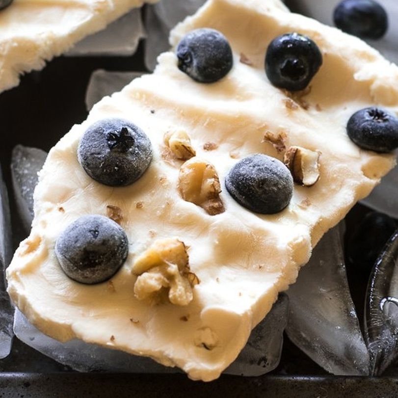 Easy Frozen Yogurt Bark with Blueberries and Walnuts Easy Frozen Yogurt Bark with Blueberries and Walnuts