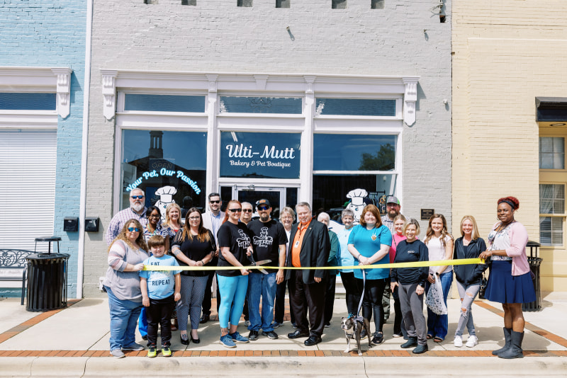  Ulti-mutt Bakery opens Main Street Shop