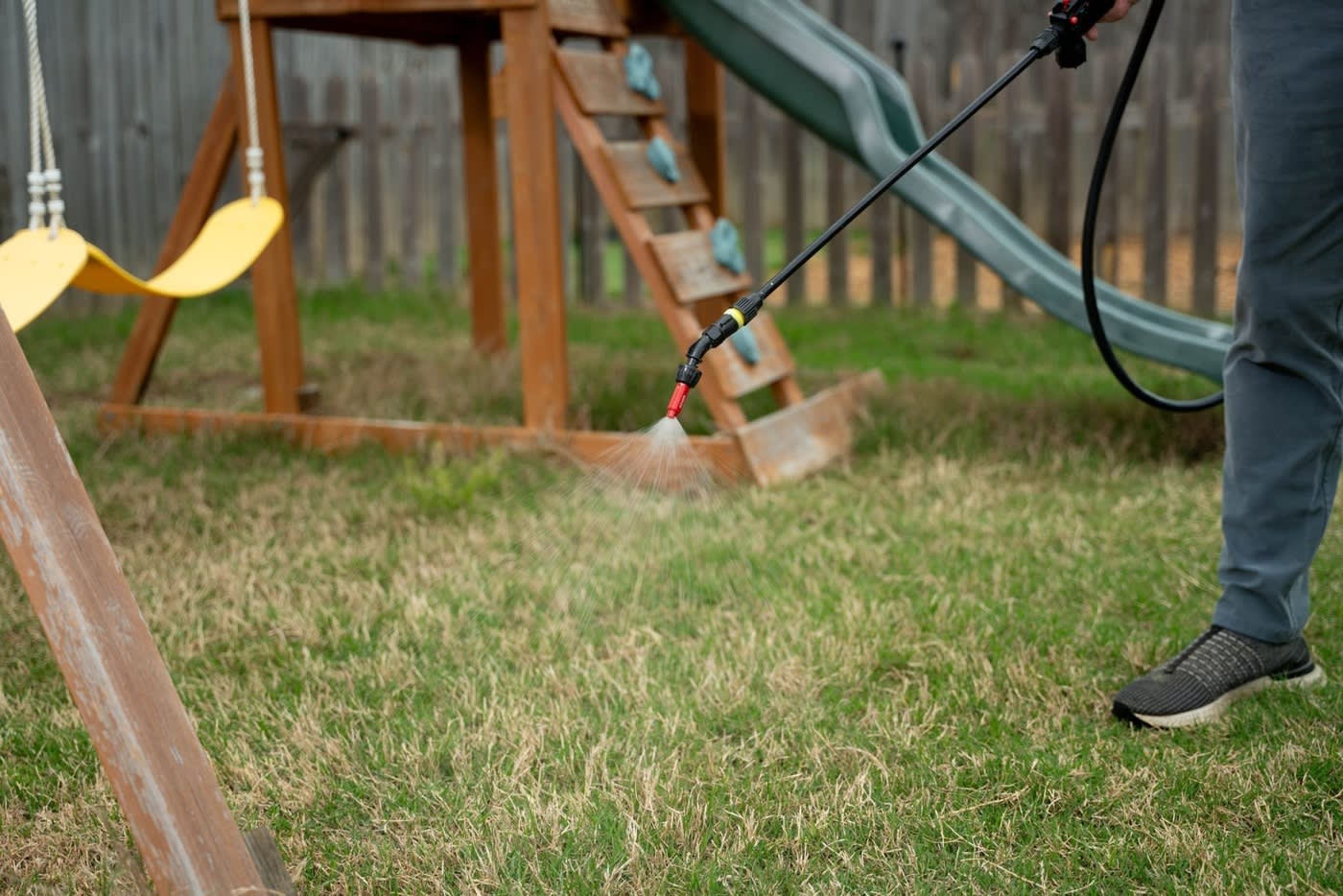 Black Warrior Pet Waste Solutions Spraying Deodorizer in Mountain Brook, Alabama