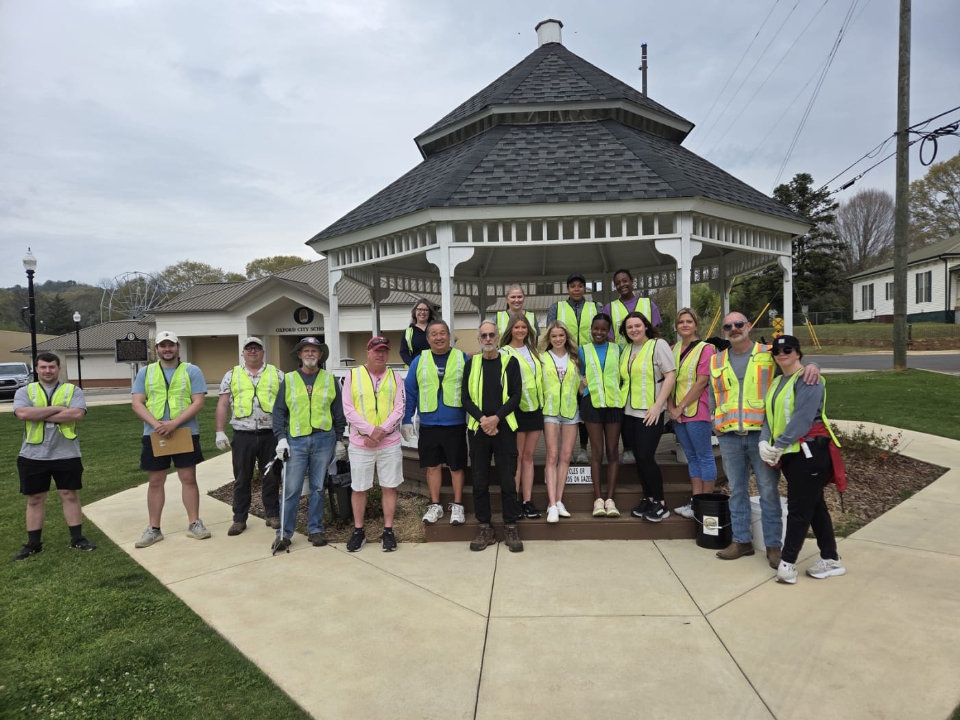 HISTORIC MAIN STREET OXFORD HOSTS FIRST CLEAN-UP DAY OF 2025