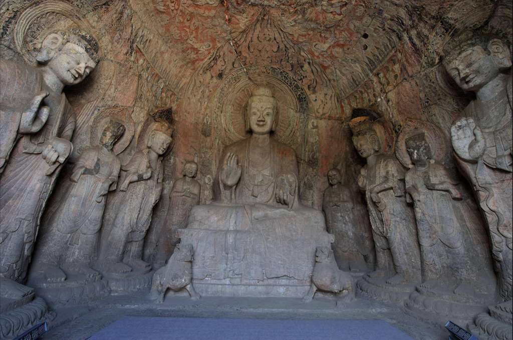 Longmen Binyang Cave, Central Buddha