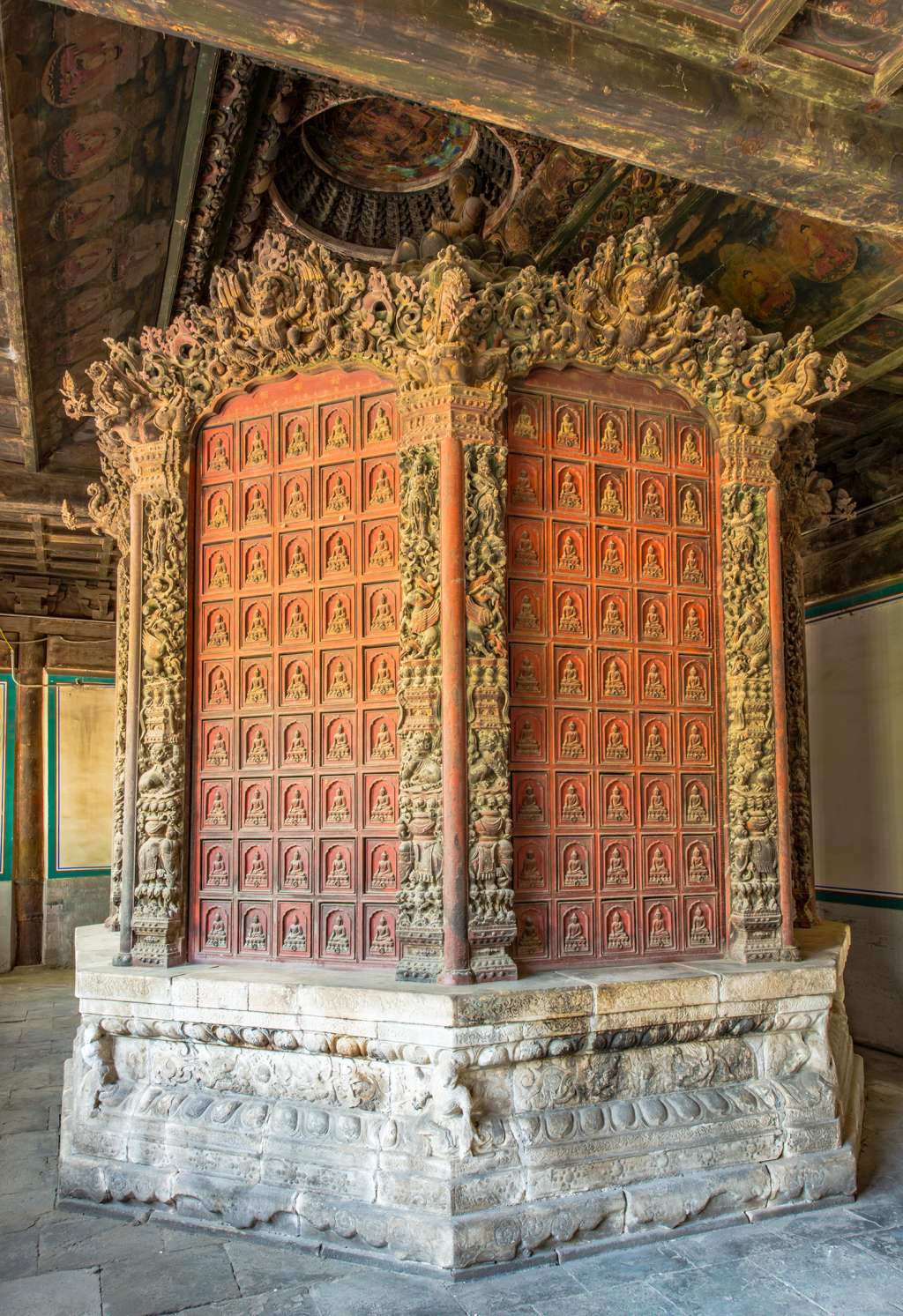 Figure 9. Vairocana Buddha sitting atop the Revolving Sutra Cabinet. Courtesy of Yang Zhiguo (Zhihua Temple).