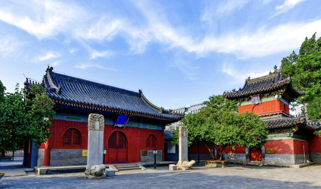 Figure 4. Zhihua Gate, with Bell Tower to its right. Courtesy of Yang Zhiguo (Zhihua Temple).