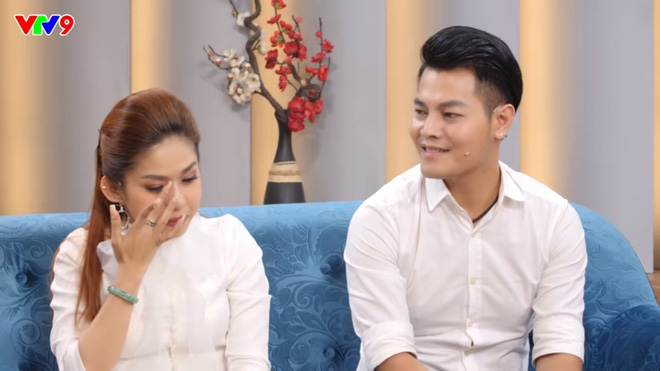 Nghệ sĩ cải lương bật khóc: Tôi không làm gì ra tiền, đến cái điện thoại cũng phải dùng chung 1 Nhật Minh nhìn vợ cười âu yếm khi cô rơi nước mắt nhớ lại quãng thời gian khó khăn đã qua.