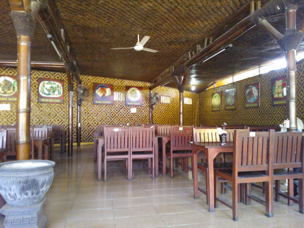 Suasana Lengang Di Cafe Tahu