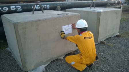 material man sedang labeling sinker 6 ton