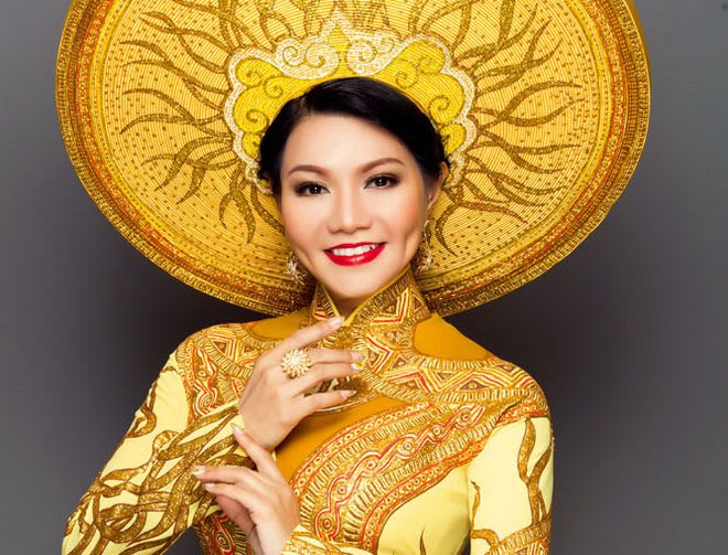 Ngọc Huyền xúc động bật khóc khi nhận nút bạc YouTube 1 Ngọc Huyền là nghệ sĩ cải lương đầu tiên nhận nút bạc YouTube. ẢNH: NVCC