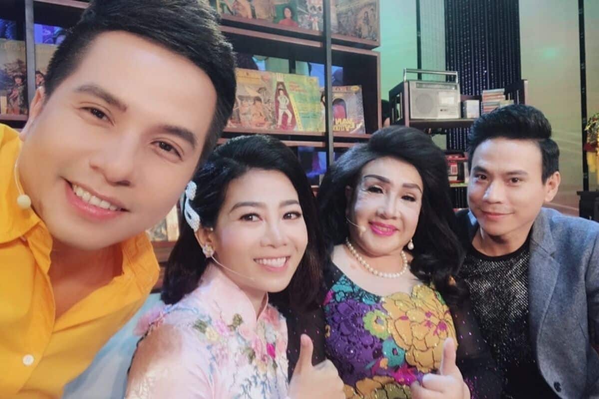 Con trai NSND Lệ Thủy giúp mẹ làm 'hồi ký' tái hiện 60 năm ca hát