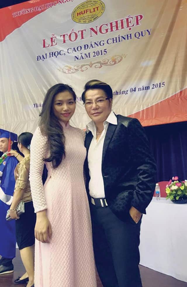 Với con gái Thu Tâm trong lễ tốt nghiệp đại học của con