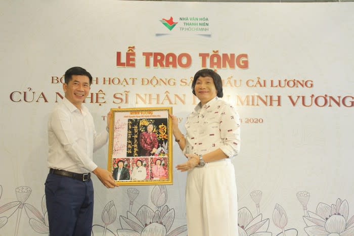 NSND Minh Vương trao tặng bộ sưu tập hình ảnh hoạt động cải lương ảnh 1