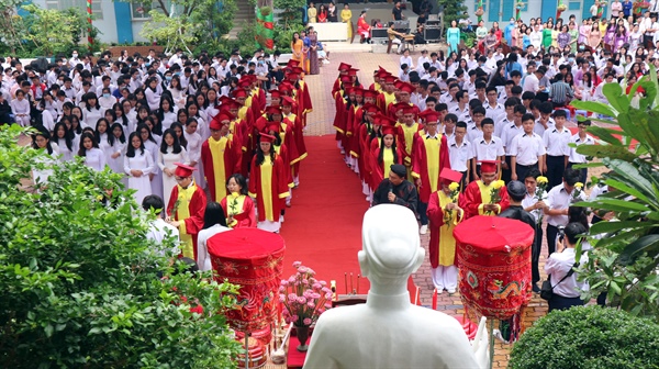 Đưa ca trù, cải lương vào trường học: Khơi dậy đam mê nghệ thuật dân tộc trong giới trẻ 1 Thầy và trò Trường THPT Nguyễn Du thực hiện nghi thức dâng hương, dâng hoa tại bàn thờ và tượng Nguyễn Du trong khuôn viên nhà trường
