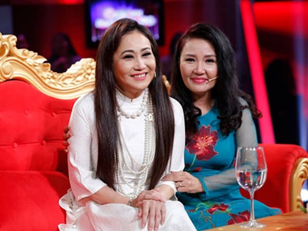 Nghệ sĩ Ngân Quỳnh: Thanh Hằng, Thanh Ngân từng hờn giận tôi 5 Ngân Quỳnh và Thanh Hằng khá thân bởi khi nhỏ, hai chị em sống chung với bà ngoại. Ngân Quỳnh kể từng bị chị hai ăn hiếp dữ lắm. "Hai chị em mê hát lắm, khi ông bà ngoại đi vắng hai chị em lén lấy màn của bà ngoại, quấn vô giả làm trang phục hát. Thanh Hằng mê hát quá nên cứ lấy quyền làm chị để giành vai với em. Có lần, hai chị em giành đóng vai Tiêu Anh Phụng, Thanh Hằng đã đánh Ngân Quỳnh chảy máu mũi để giành vai, xong còn lấy gối ụp vô mặt và đe dọa em không méc ngoại chứ không chị hai sẽ đánh nữa". Ảnh: TL