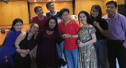 NSND Bạch Tuyết: "Đời nghệ sĩ cho và lấy của tôi quá nhiều" 2 NSND Bạch Tuyết và các diễn viên trong vở cải lương "Ngôi nhà không có đàn ông". Ảnh: THANH HIÊP