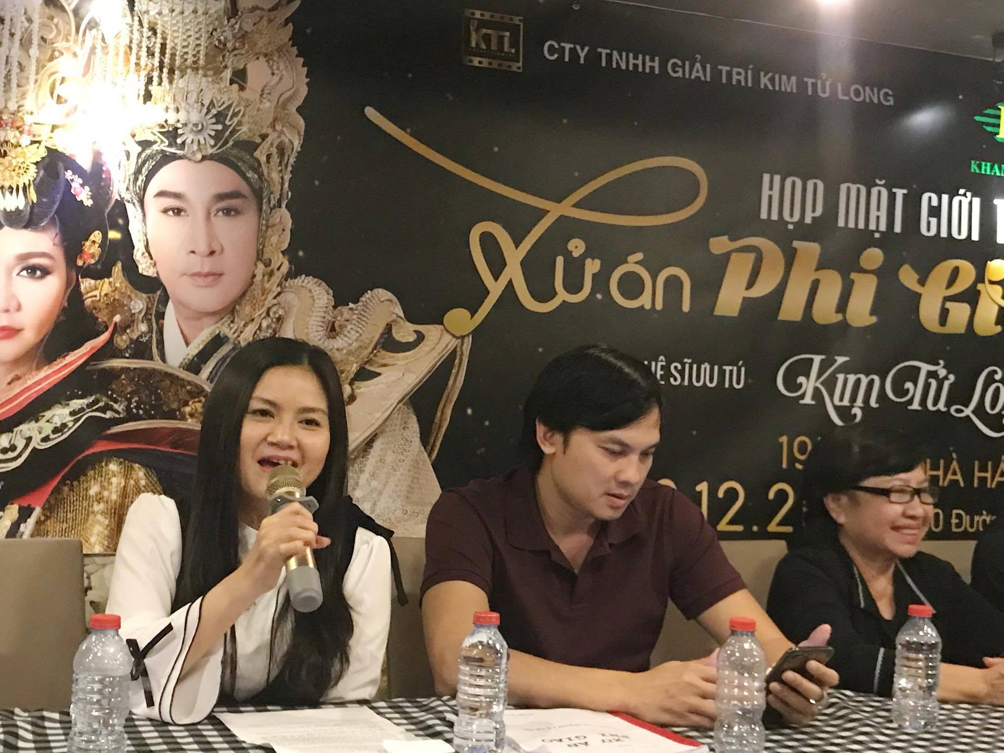 Vợ Kim Tử Long mắng yêu chồng trong buổi họp báo 2 Vợ Kim Tử Long mắng yêu chồng trong buổi họp báo - Ảnh 2.