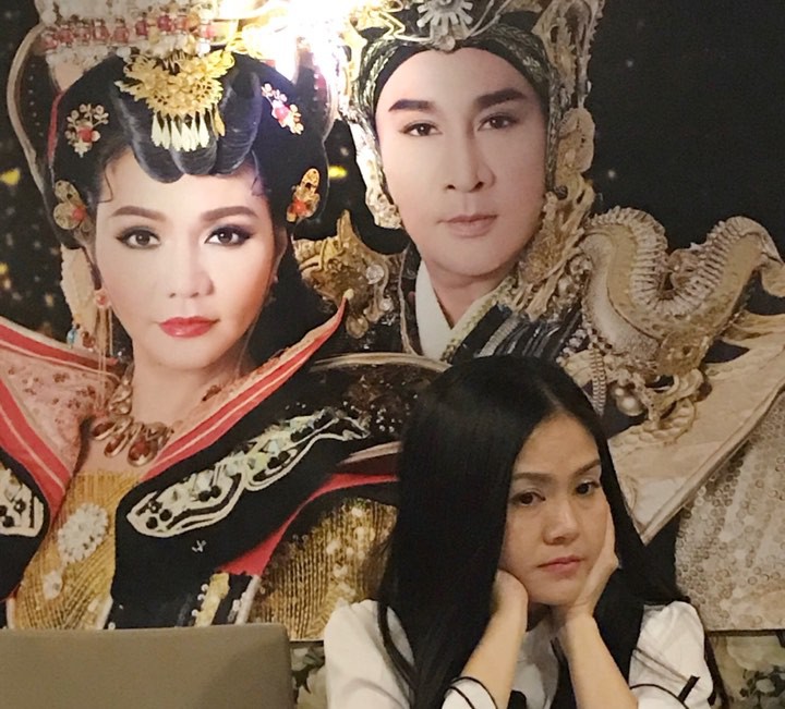 Vợ Kim Tử Long mắng yêu chồng trong buổi họp báo 1 Vợ Kim Tử Long mắng yêu chồng trong buổi họp báo - Ảnh 1.