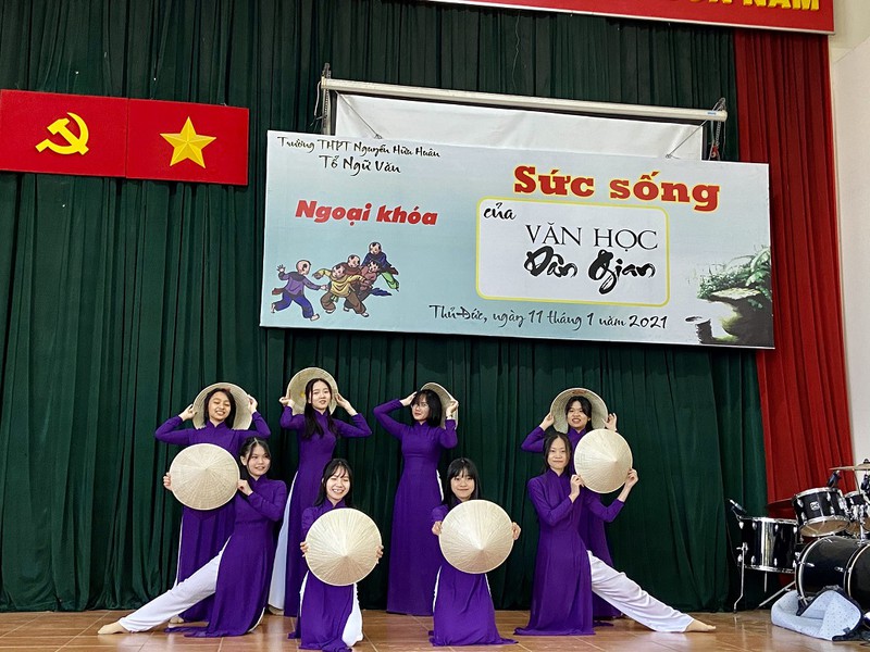 Nam sinh gây bất ngờ khi hát cải lương trong chuyên đề Ngữ văn 2 Nam sinh gây bất ngờ khi hát cải lương trong chuyên đề Ngữ văn - ảnh 2
