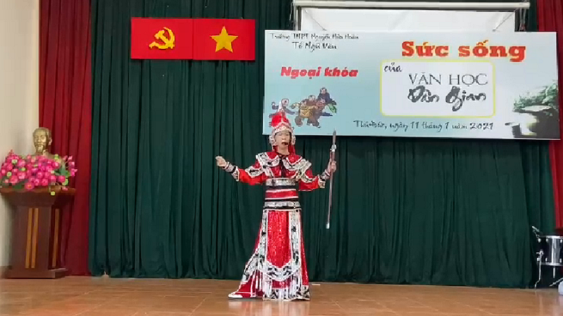 Nam sinh gây bất ngờ khi hát cải lương trong chuyên đề Ngữ văn 1 Nam sinh gây bất ngờ khi hát cải lương trong chuyên đề Ngữ văn - ảnh 1