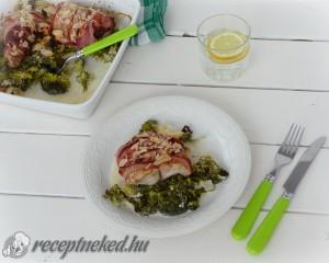 Bacon alatt sütött halszelet tejszínes brokkolival