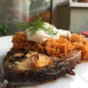 Vajban sült fokhagymás pontyszeletek paprikás savanyú káposztával