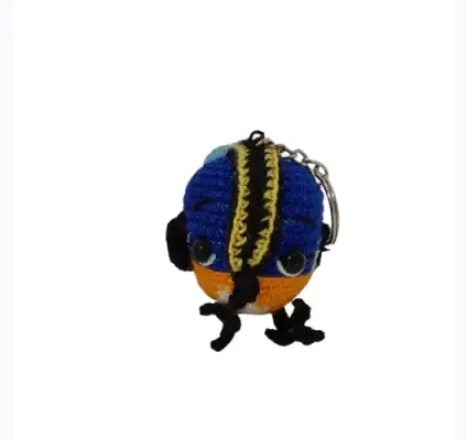 Llavero Fiu Fiu tejido a crochet en hilo sintético mide 10 cm de alto