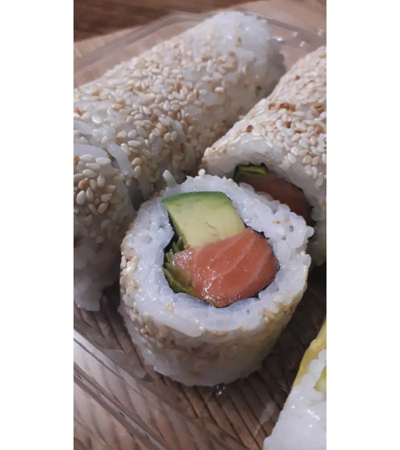 Rolls Rellenos Con SalmÓn (en Vueltos En Palta, Sésamo O Ciboulette)