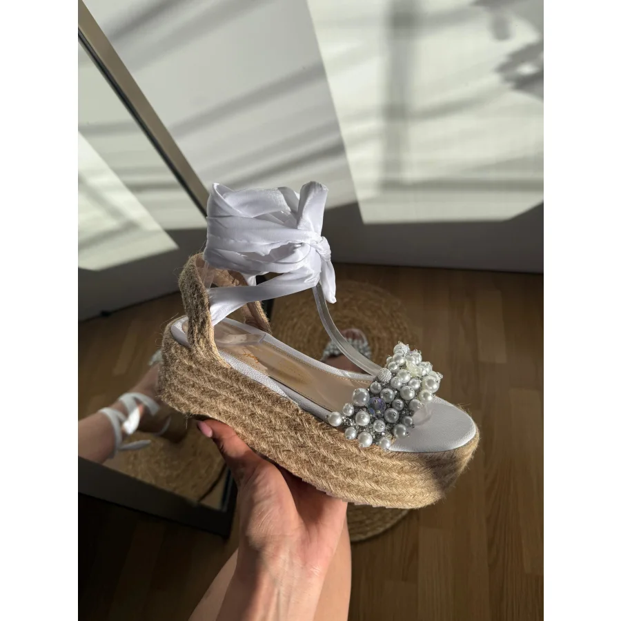 Sandalia de Yute Blanca con Perlas y Cinta