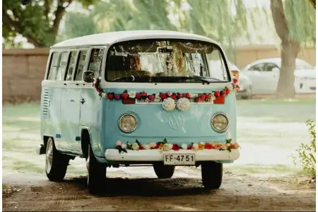 Traslado de novios(as) en La Kombi