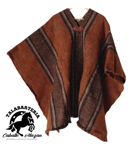 Poncho café cardado