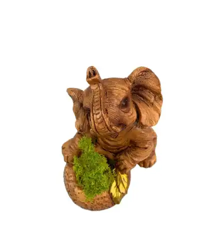 Elefante con musgo natural preservado