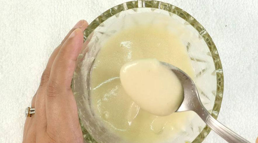 Create a thick paste to lighten dark underarms