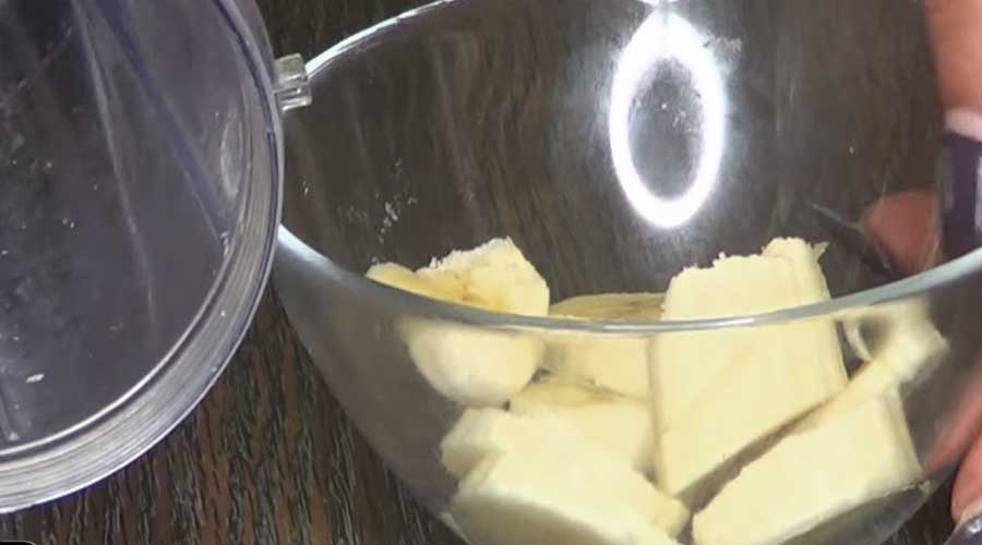 Cut the banana into half and slice it (you only need half if you’ll use it on your face).